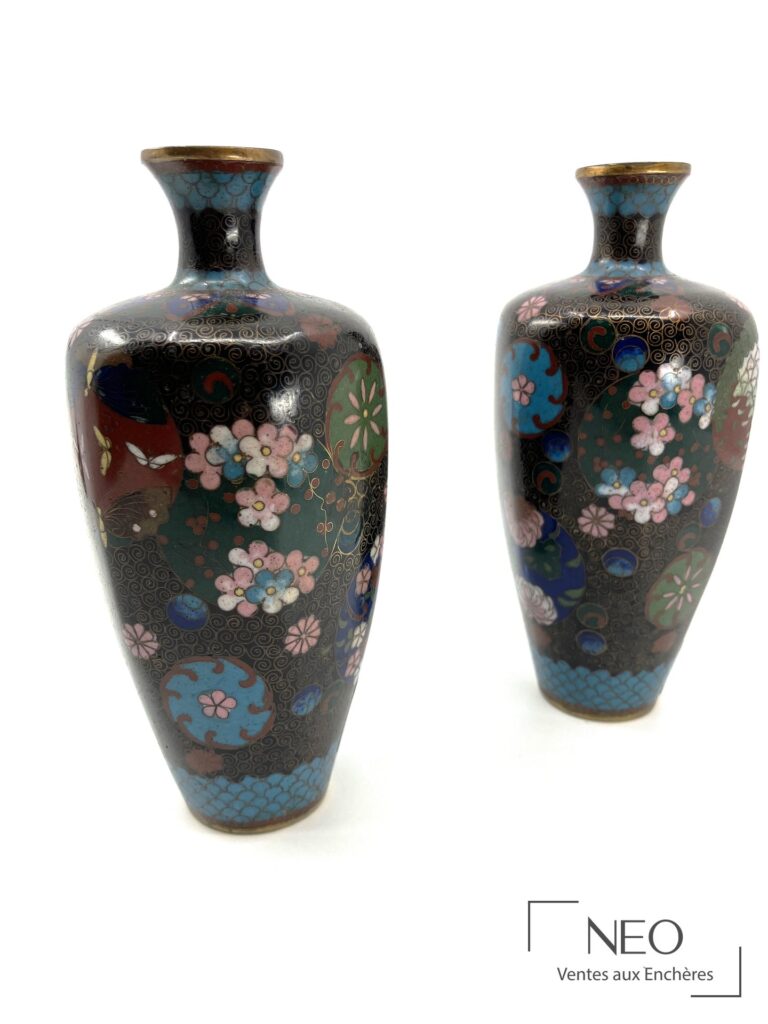Paire de vases balustre en émaux cloisonnés polychromes sur fond noir
