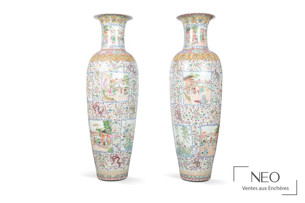 Paire de grands vases balustre chinois en porcelaine polychrome à décor de scènes et dragons
