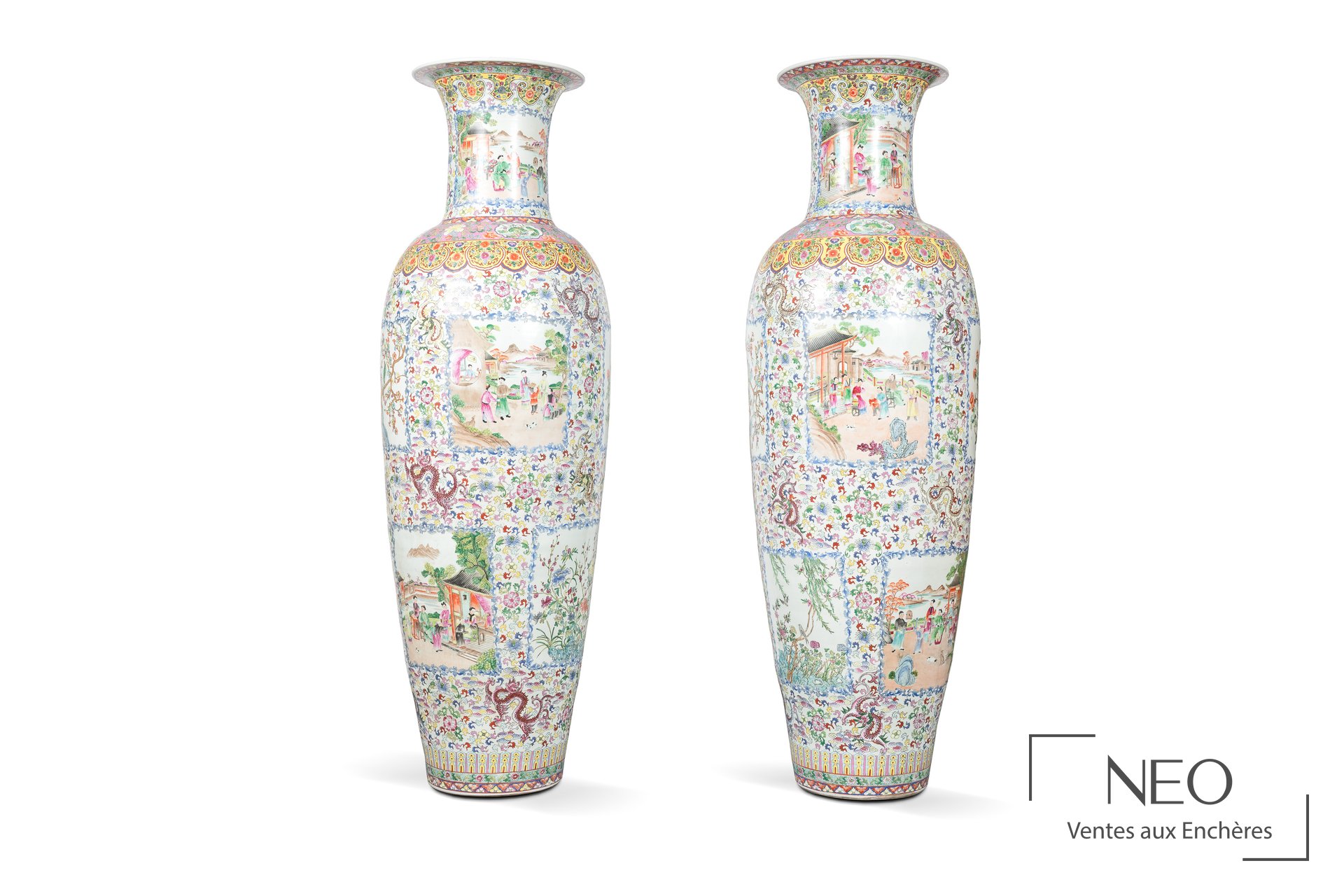 Paire de grands vases balustre chinois en porcelaine polychrome à décor de scènes et dragons