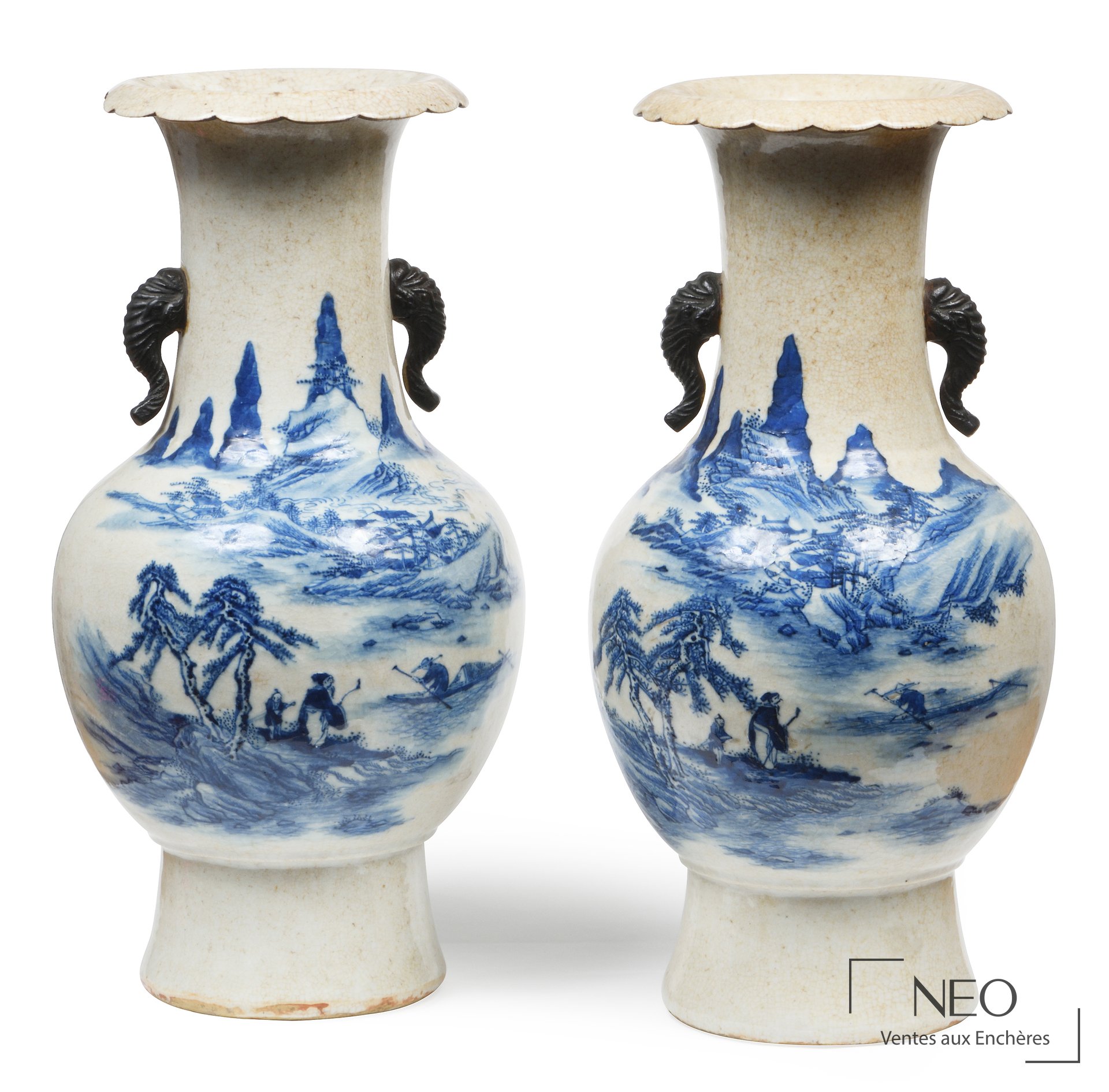 Paire de vases balustres en porcelaine crème craquelée, Nankin, XIXe siècle