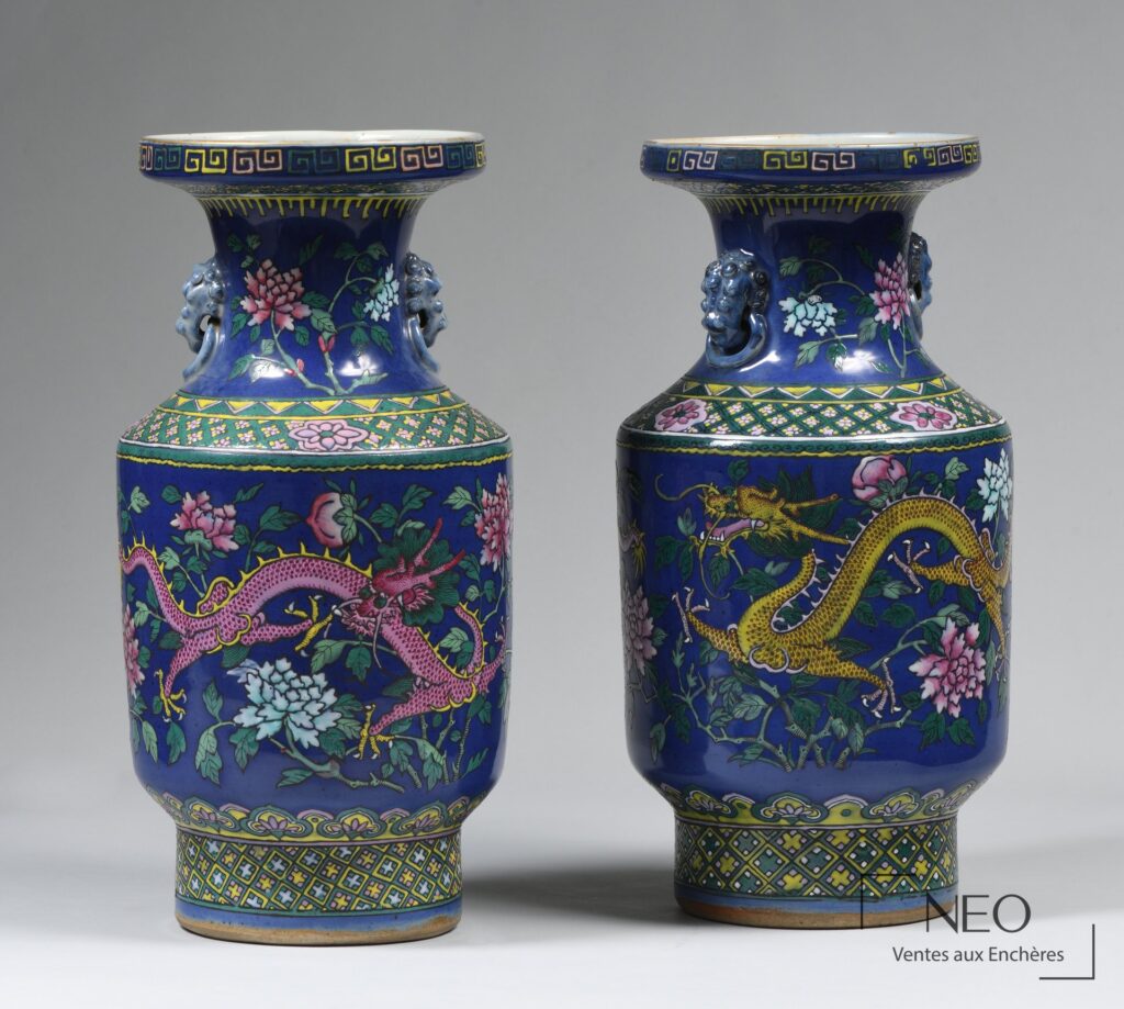 Paire de vases balustres en porcelaine bleu foncé à décor de dragons et pivoines