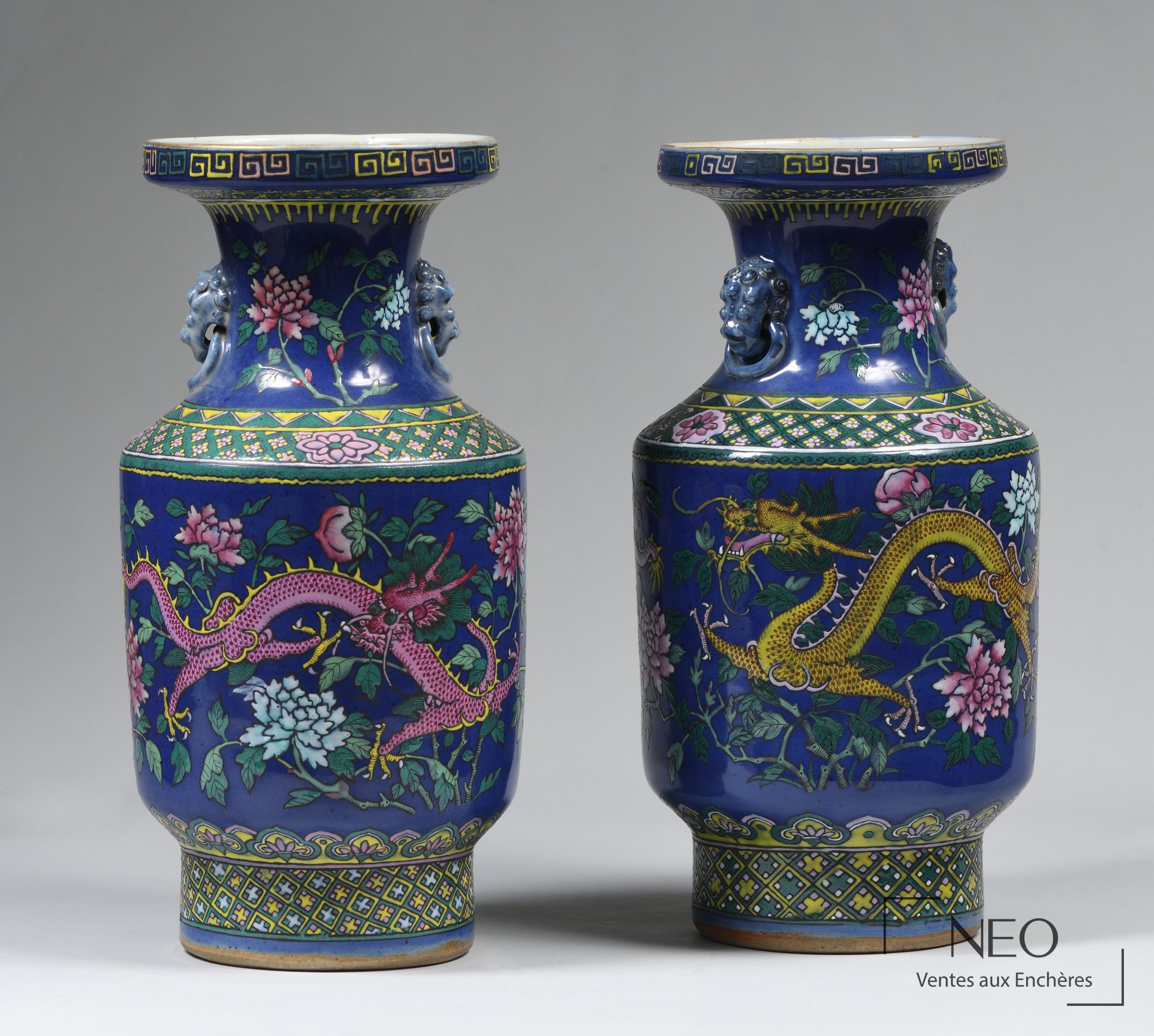 Paire de vases balustres en porcelaine bleu foncé à décor de dragons et pivoines