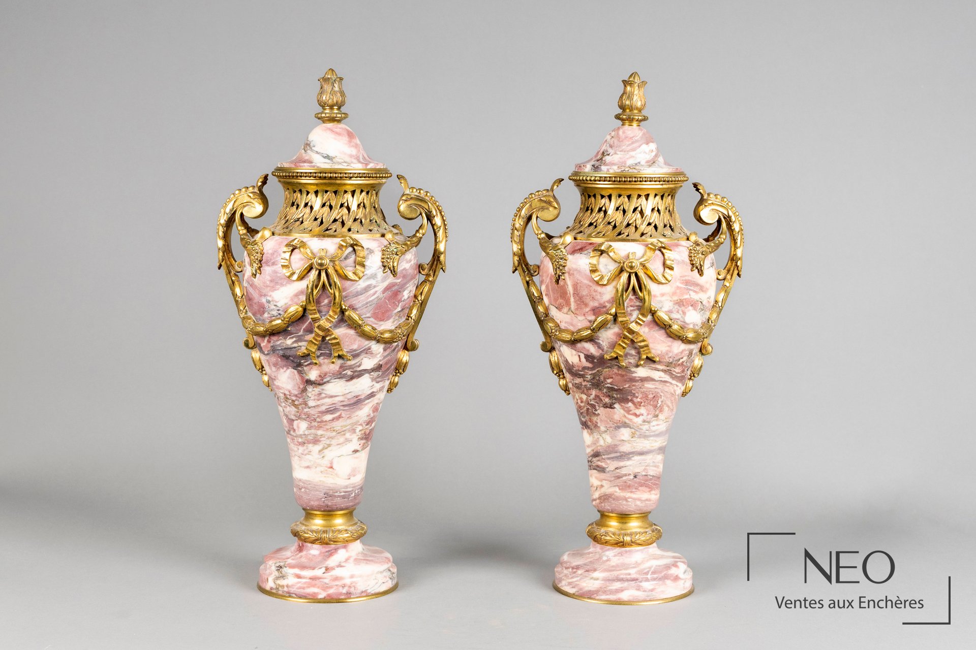 Paire de vases couverts en marbre veiné rose et bronze doré