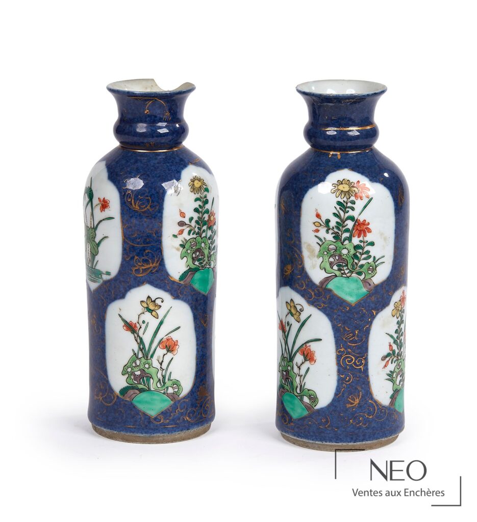 Paire de vases oblongs en porcelaine à décor polychrome sur fond bleu nuit