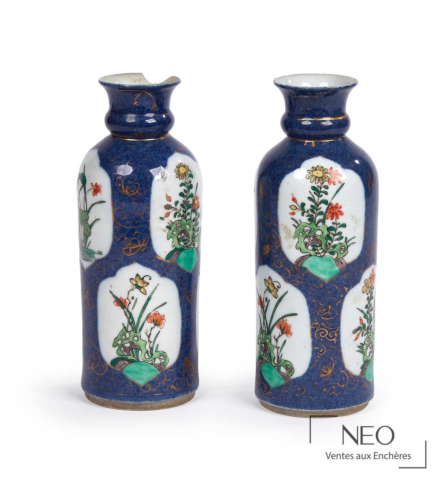 Paire de vases oblongs en porcelaine à décor polychrome sur fond bleu nuit