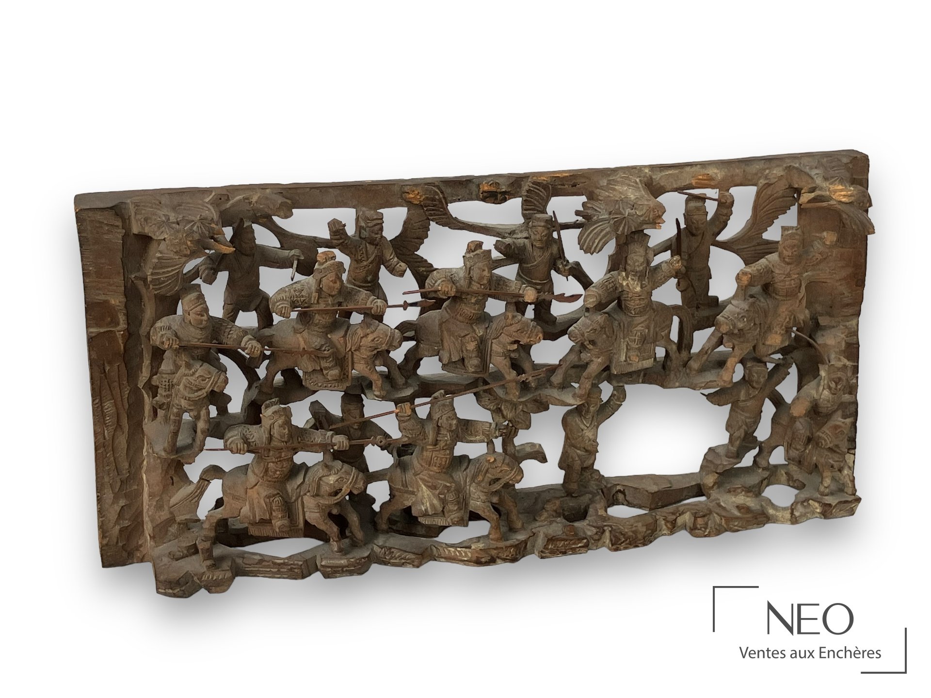 Panneau ajouré en bois sculpté avec cavaliers et soldats en relief