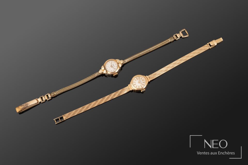 Deux montres-bracelets dorées