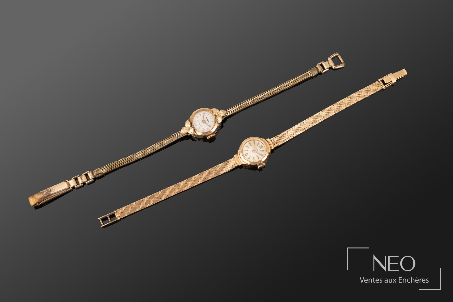 Deux montres-bracelets dorées
