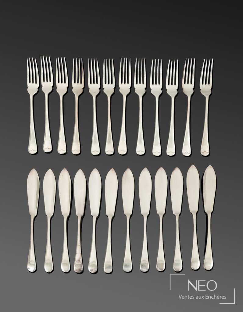 Partie de ménagère en argent composée de fourchettes et couteaux à poisson