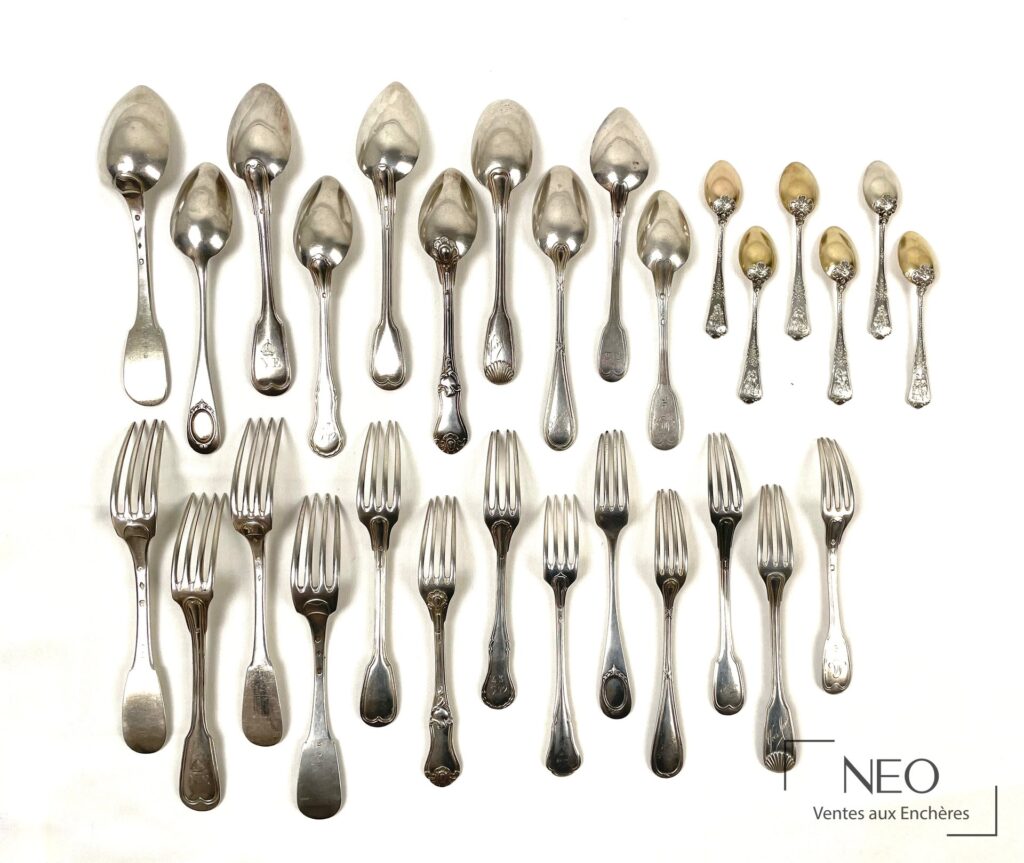 Ensemble de couverts en argent et vermeil présenté de face sur fond blanc
