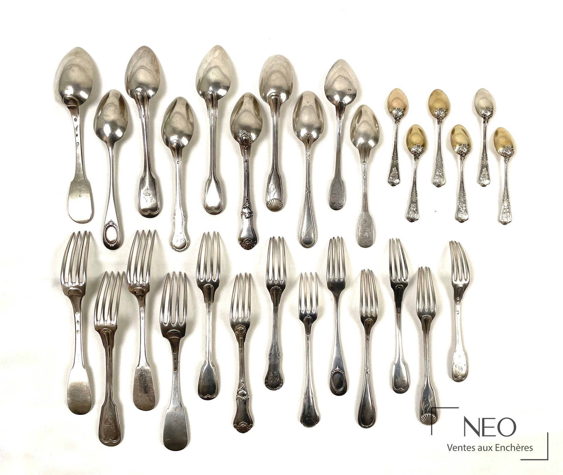 Ensemble de couverts en argent et vermeil présenté de face sur fond blanc