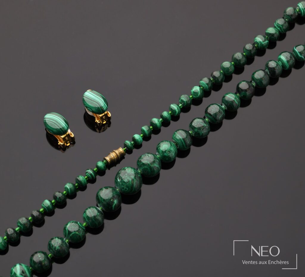 Parure en malachite avec collier de perles et paire de clips d’oreilles dorés