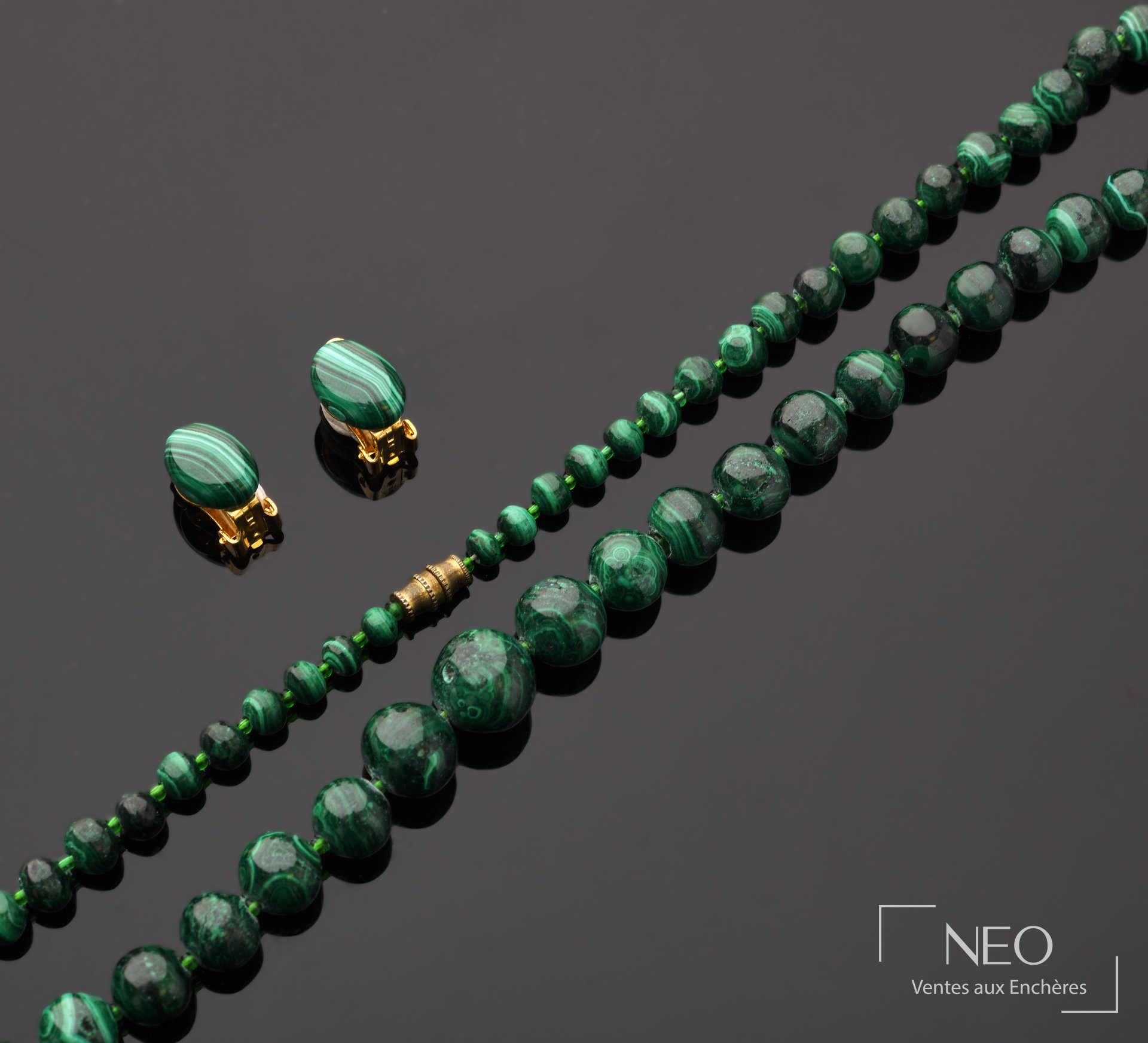 Parure en malachite avec collier de perles et paire de clips d’oreilles dorés
