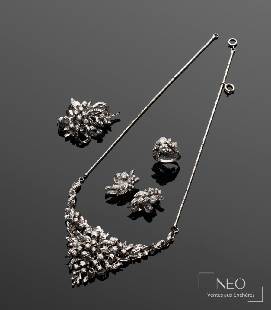 Parure en métal argenté avec collier