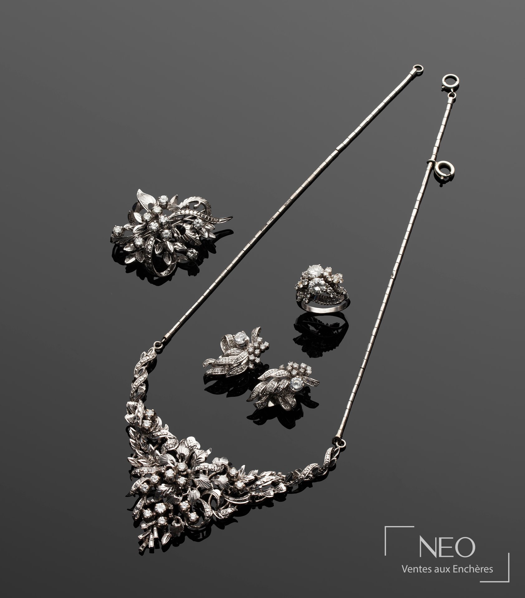Parure en métal argenté avec collier