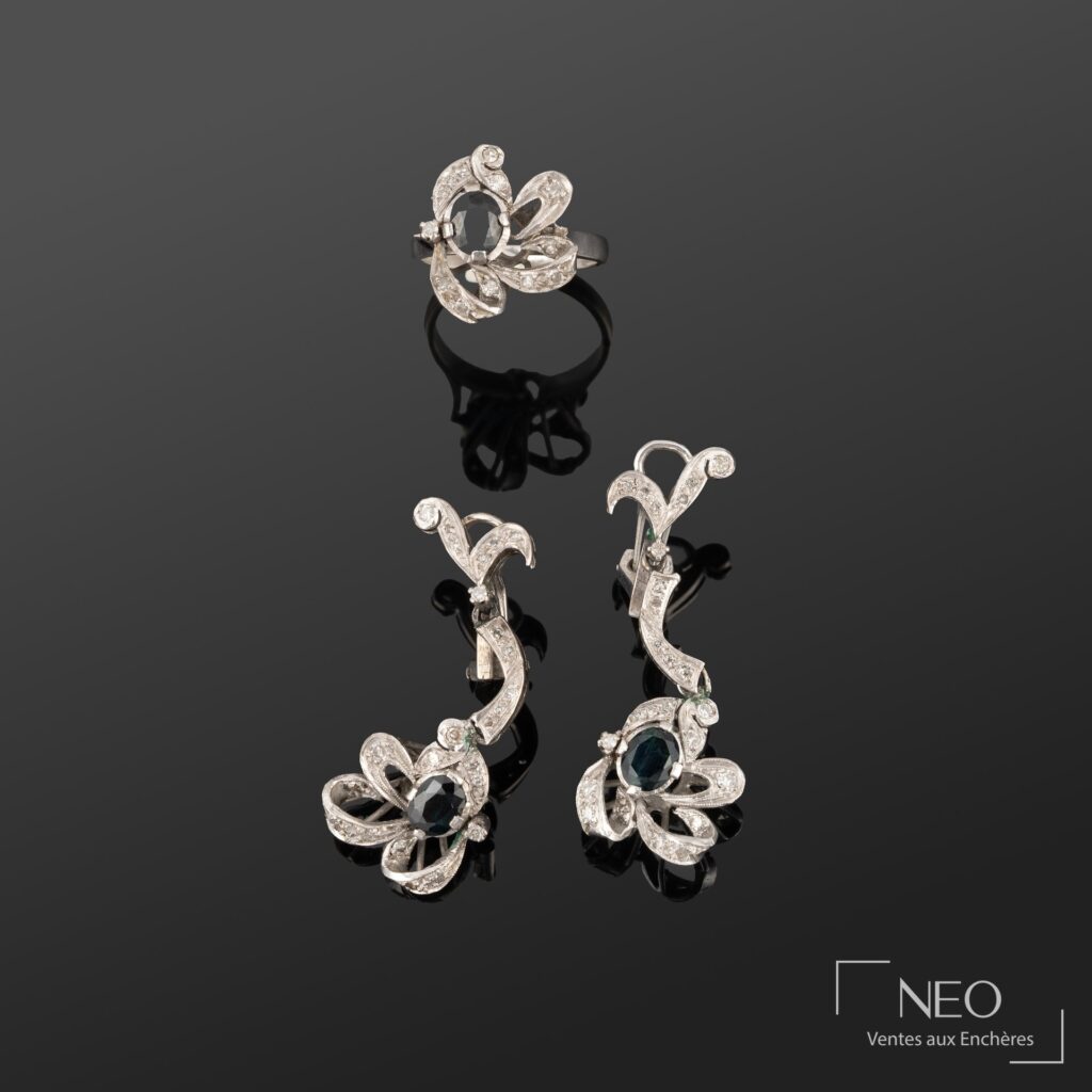 Parure en or blanc avec bague et deux pendants d’oreilles sertis de saphirs et de diamants