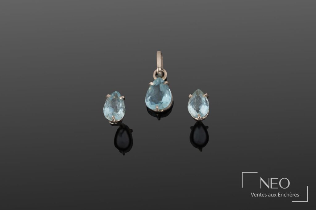 Parure en or gris avec pendentif et boucles d'oreilles sertis de pierres bleues en poire
