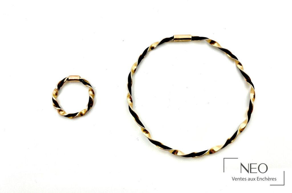 Parure en or jaune torsadée de cuir marron