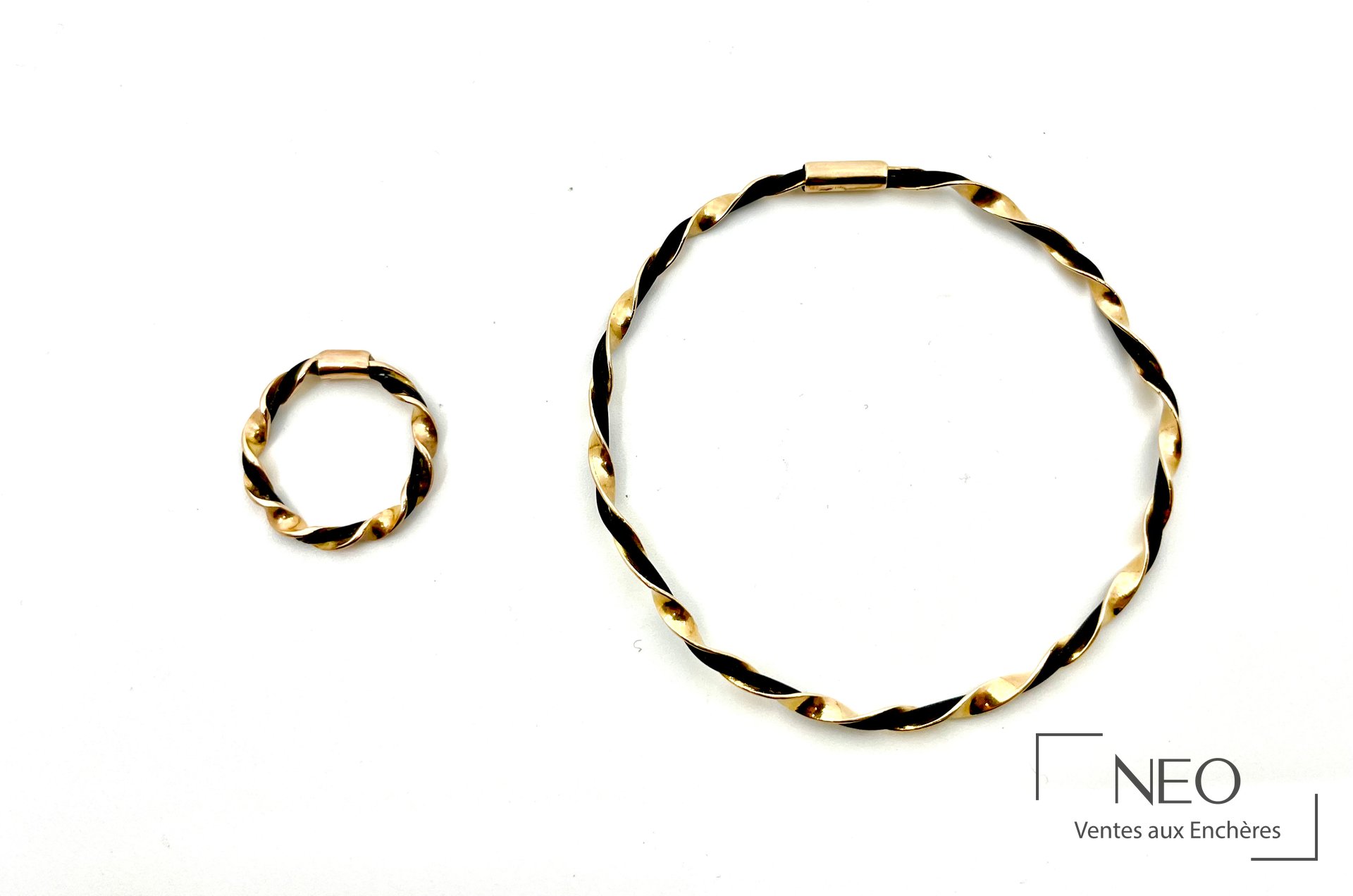 Parure en or jaune torsadée de cuir marron