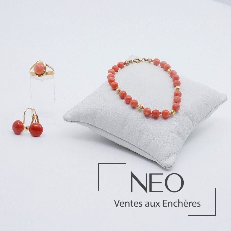 Parure en or jaune 18 carats ornée de corail