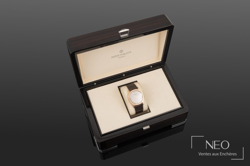 Montre Patek Philippe Calatrava présentée dans son écrin ouvert