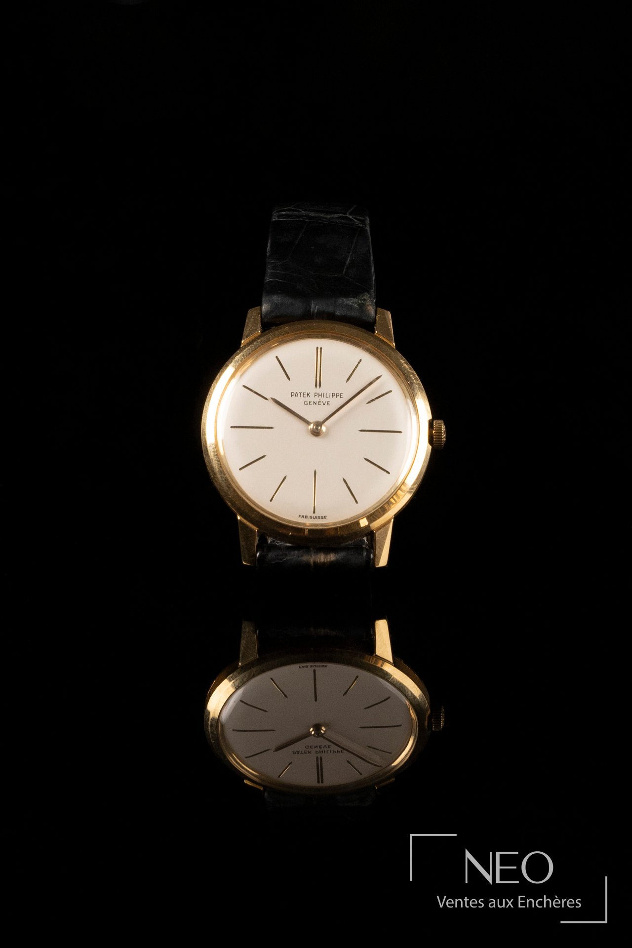 Montre Patek Philippe Calatrava en or jaune avec cadran argent et bracelet noir