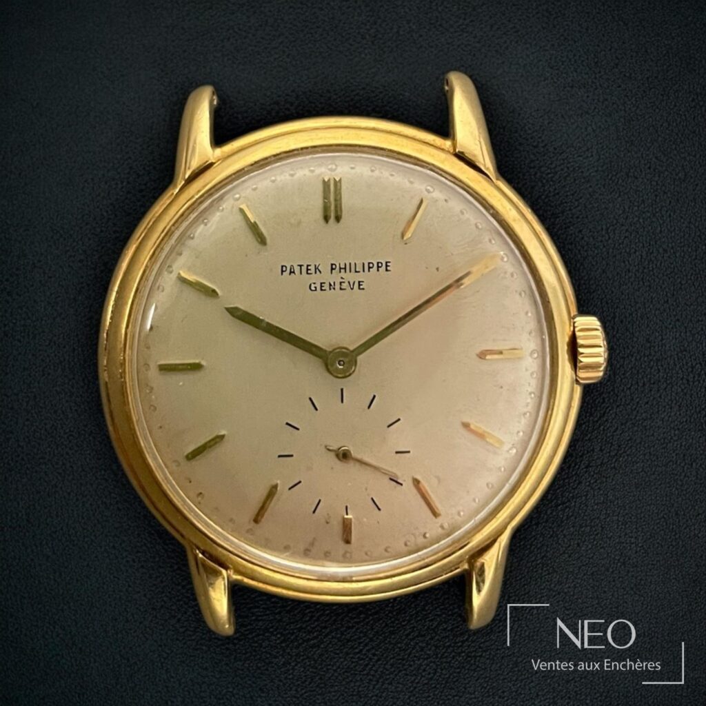 Montre Patek Philippe Calatrava en or jaune avec cadran argenté patiné et petite seconde à six heures.