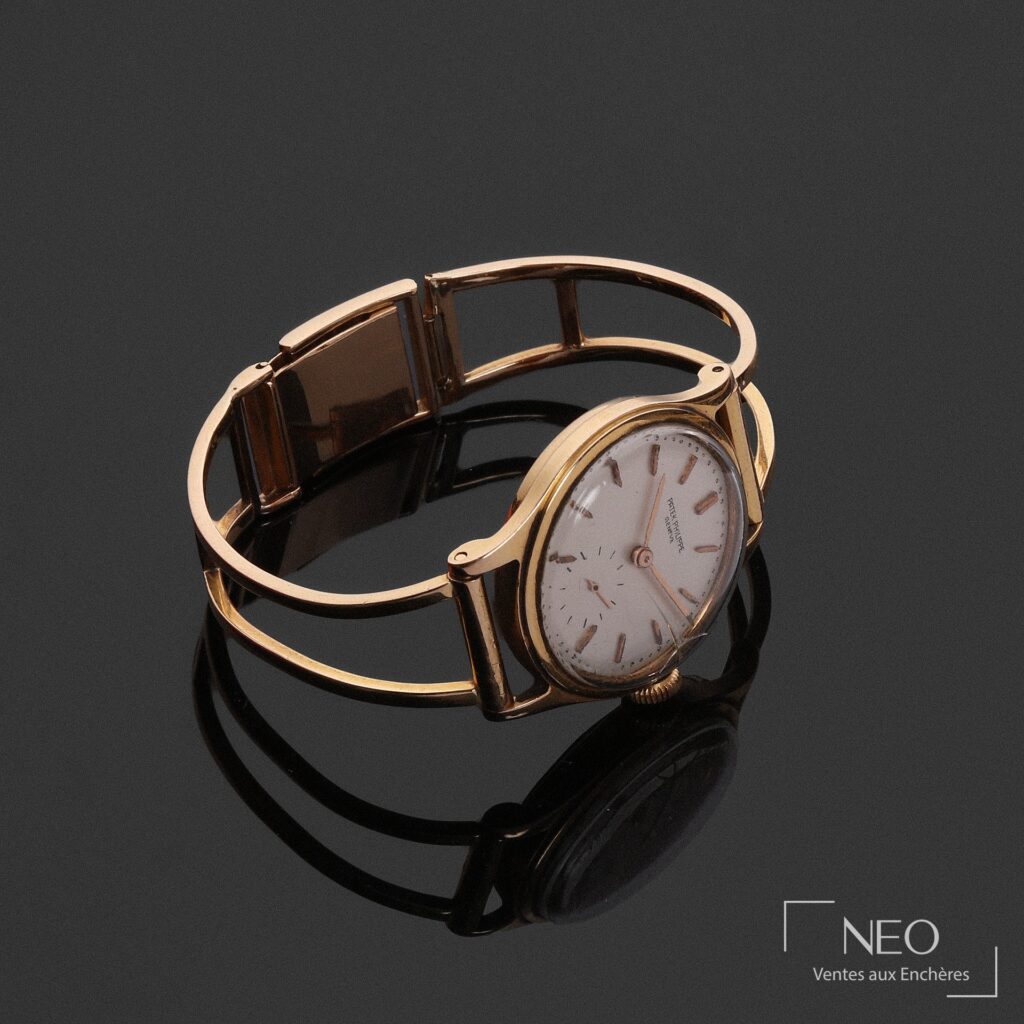 Montre Patek Philippe Calatrava en or jaune sur fond noir