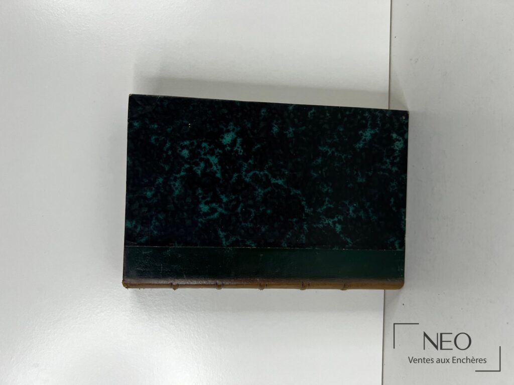 Dos et plat de couverture en demi basane verte marbrée