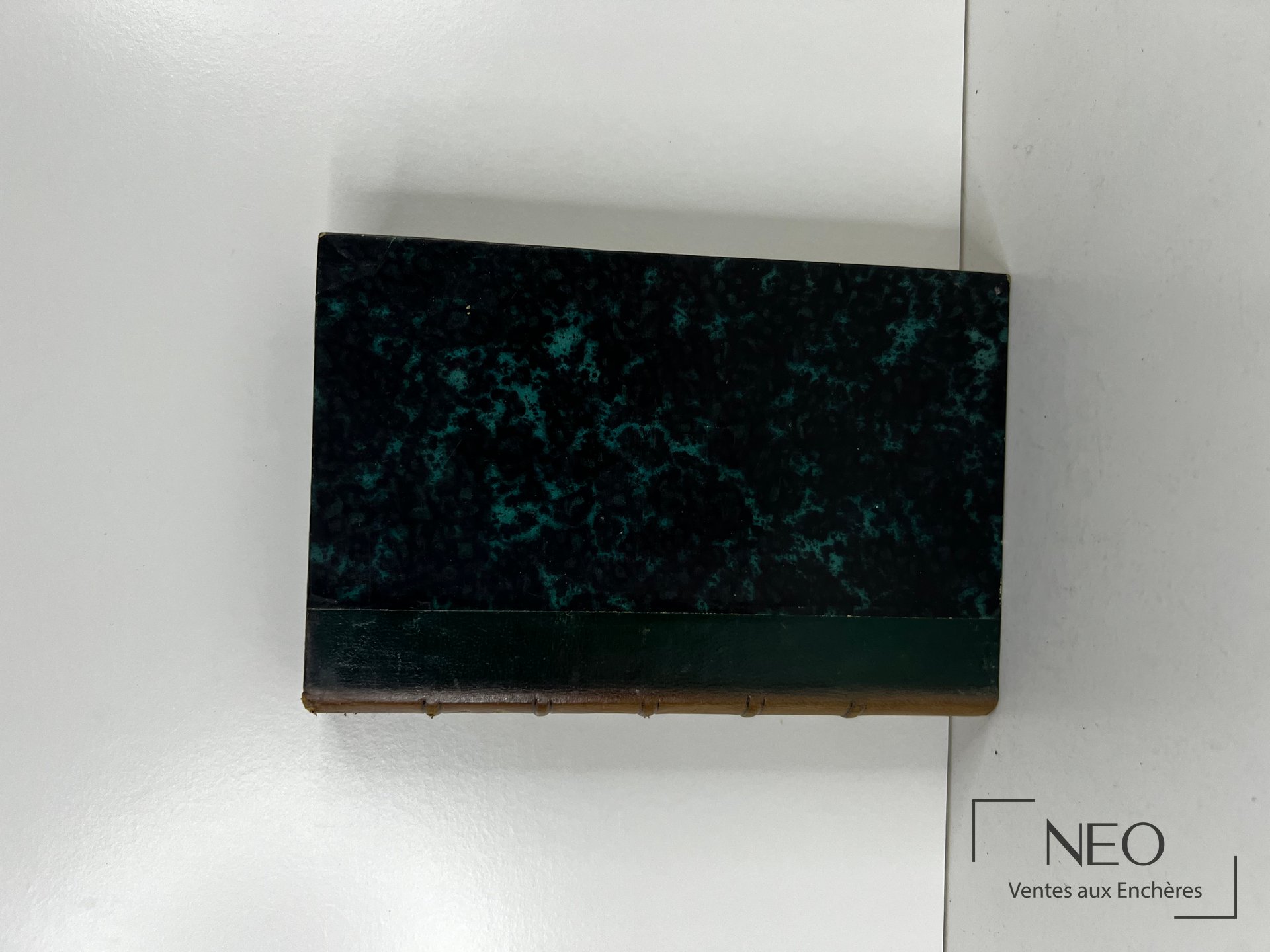 Dos et plat de couverture en demi basane verte marbrée