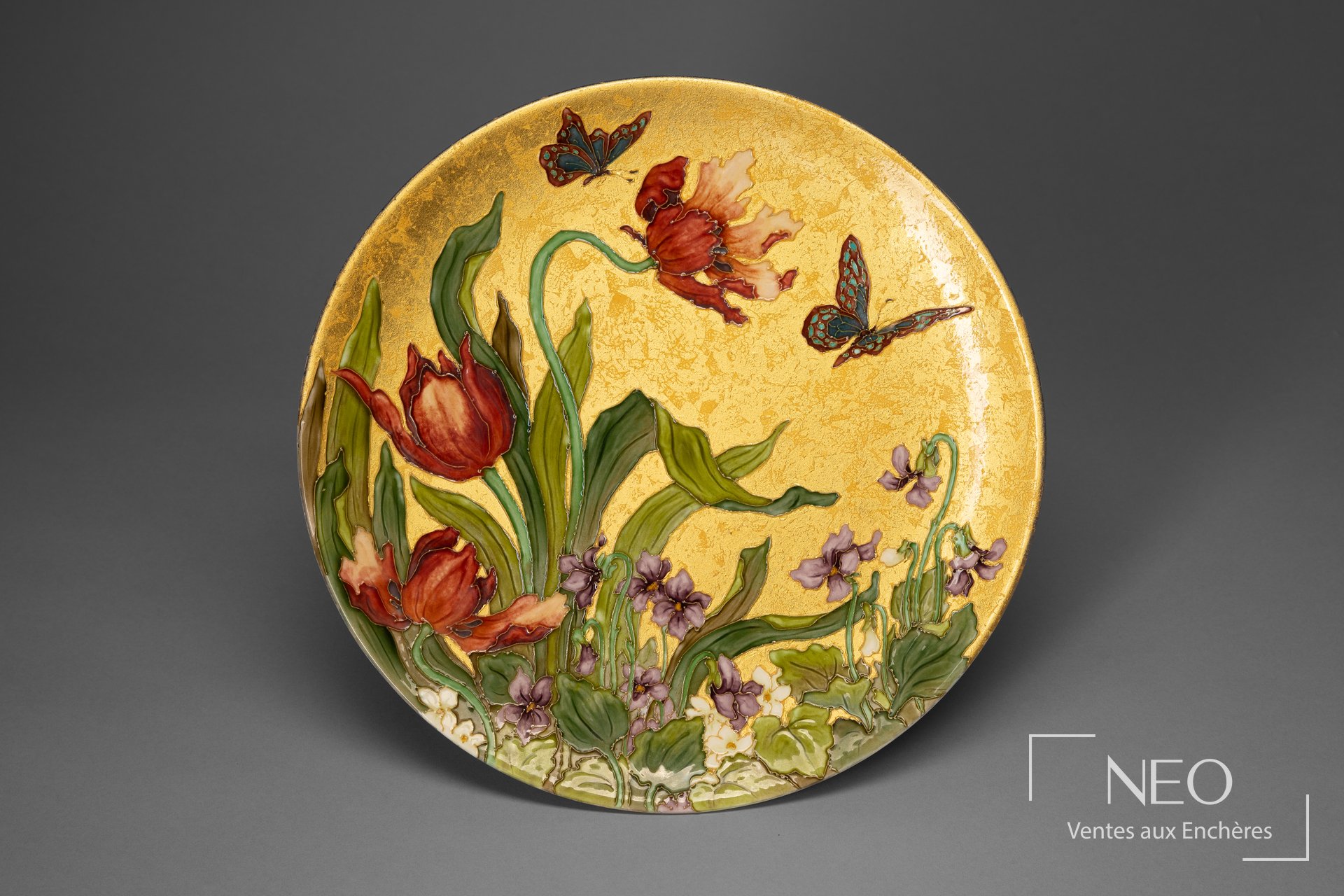 Assiette circulaire à décor cloisonné de fleurs et papillons sur fond doré