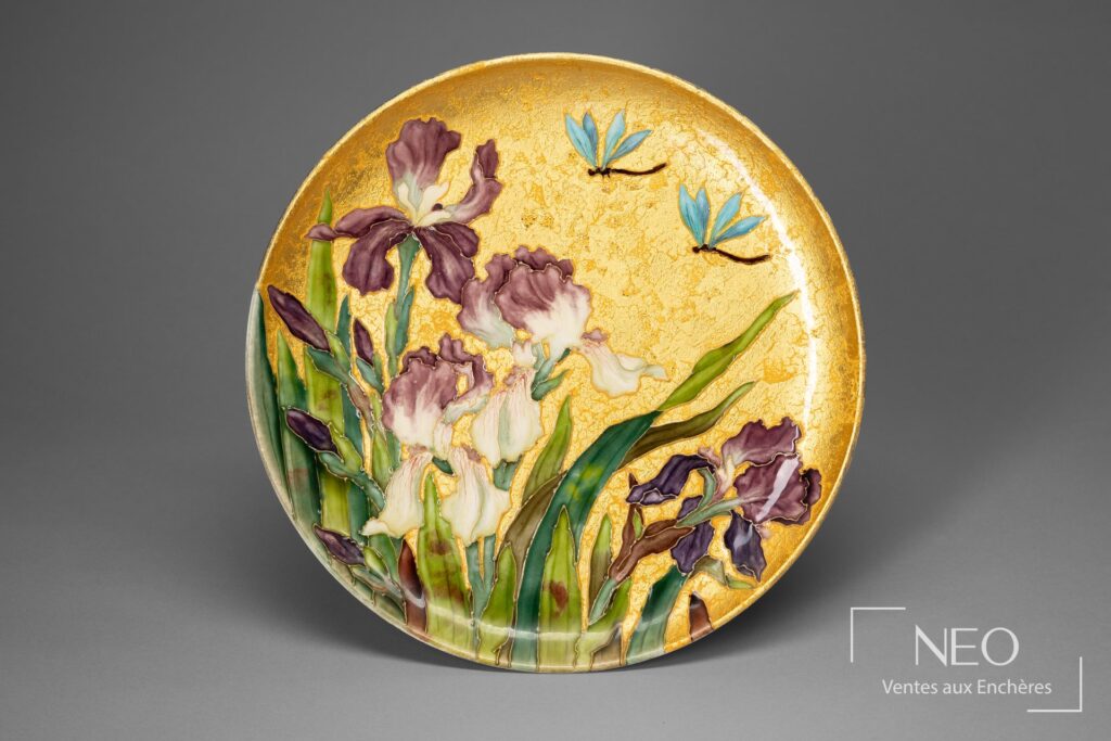 Assiette circulaire à décor cloisonné d’iris et de libellules sur fond doré