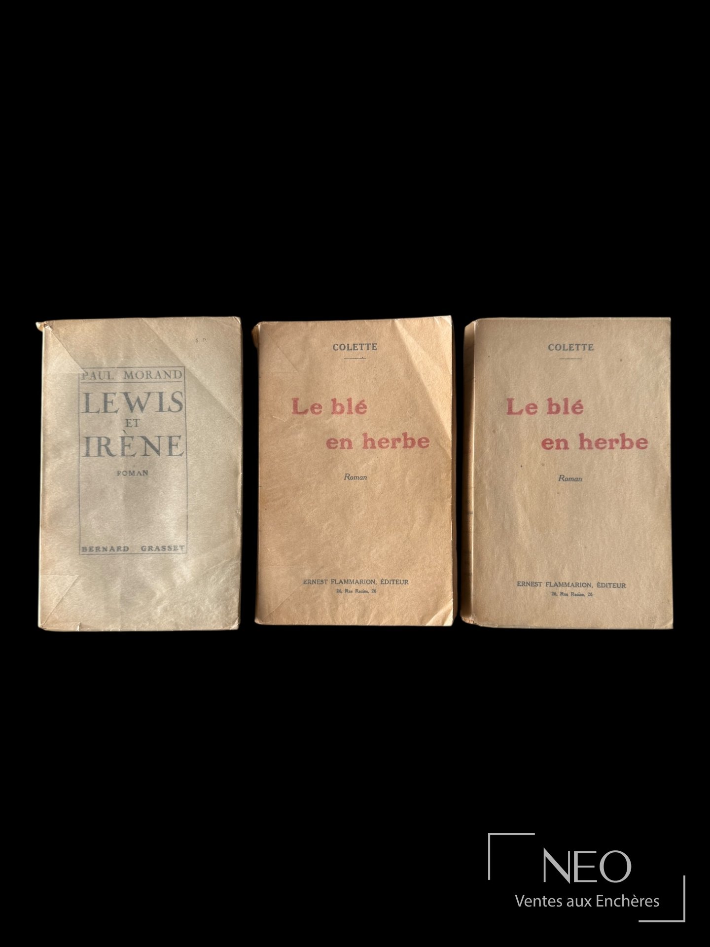 Trois livres brochés vus de face