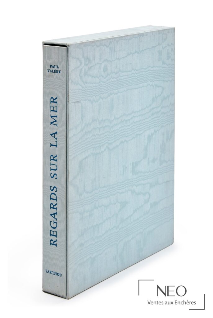 Couverture bleue rempliée du livre Regard sur la mer de Paul Valéry
