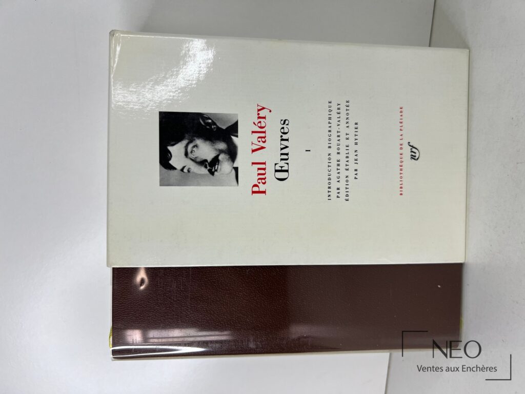 Couverture blanche de Paul Valéry