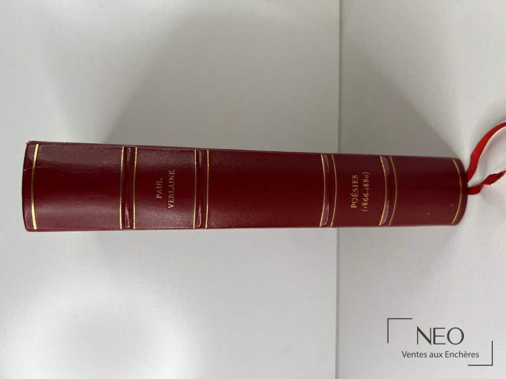 Dos rouge d'un livre de Paul Verlaine titré Poésies