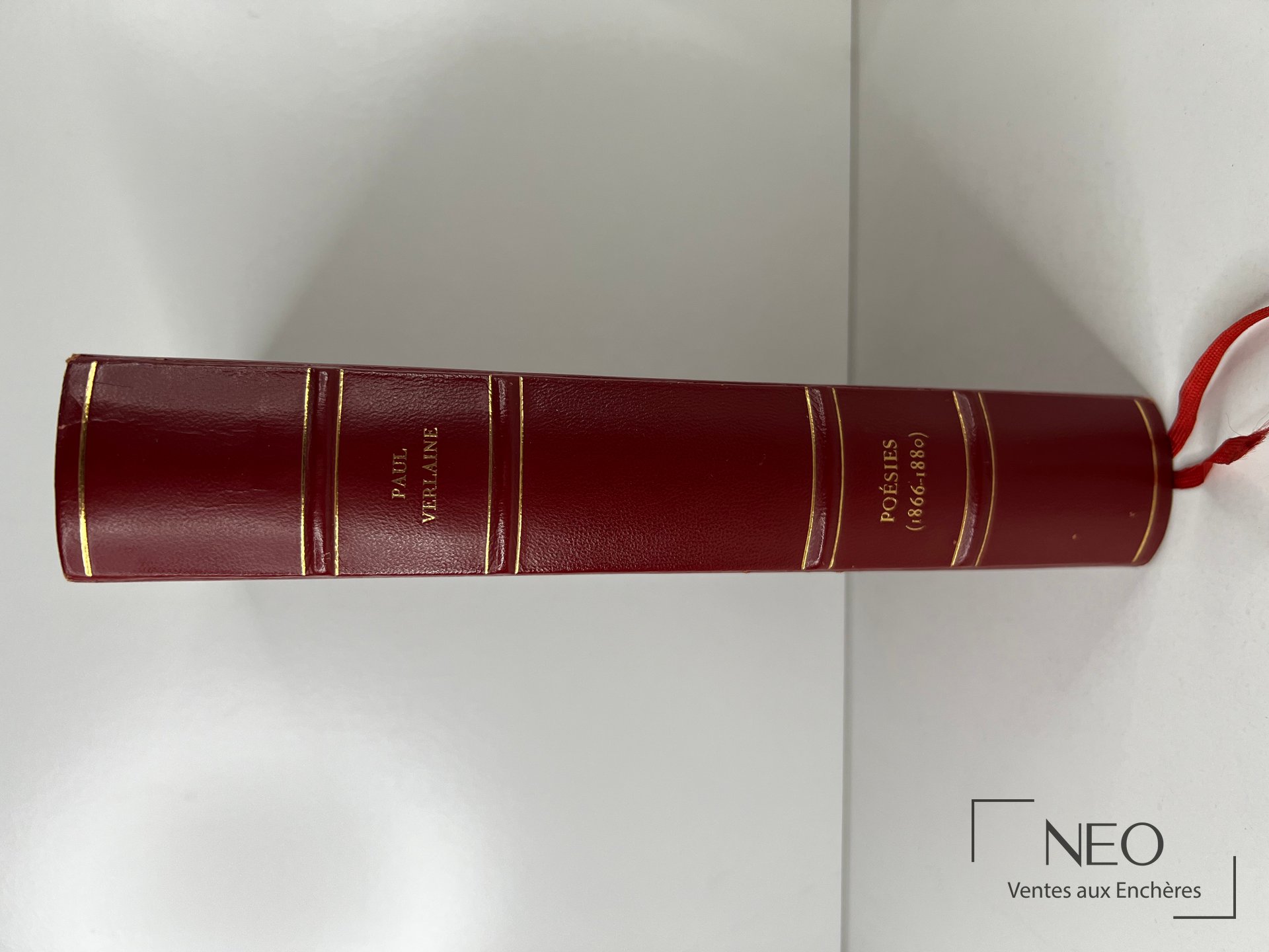 Dos rouge d'un livre de Paul Verlaine titré Poésies
