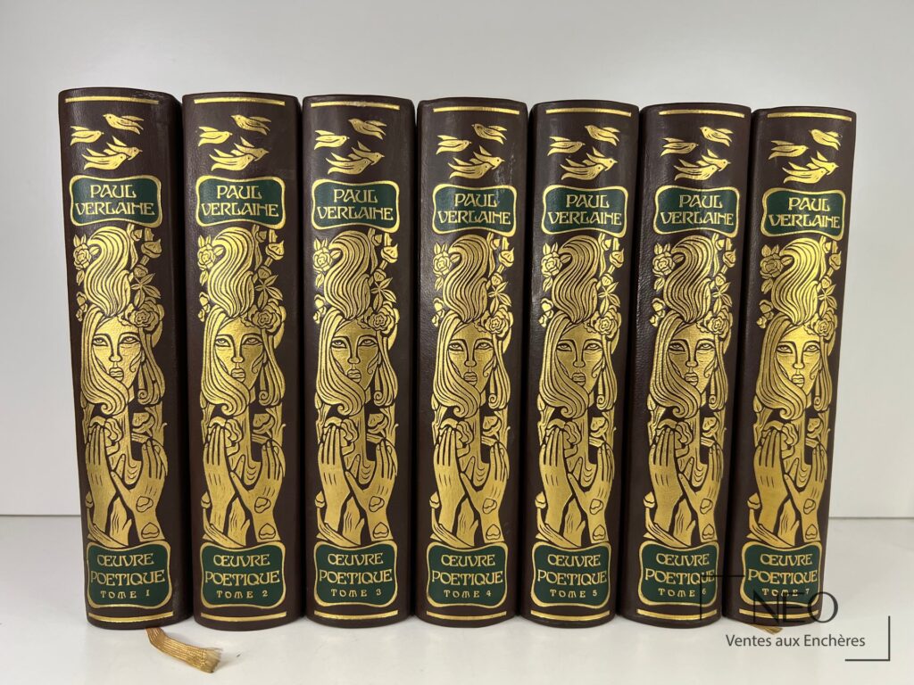 Les sept volumes de l'œuvre poétique de Paul Verlaine alignés de face