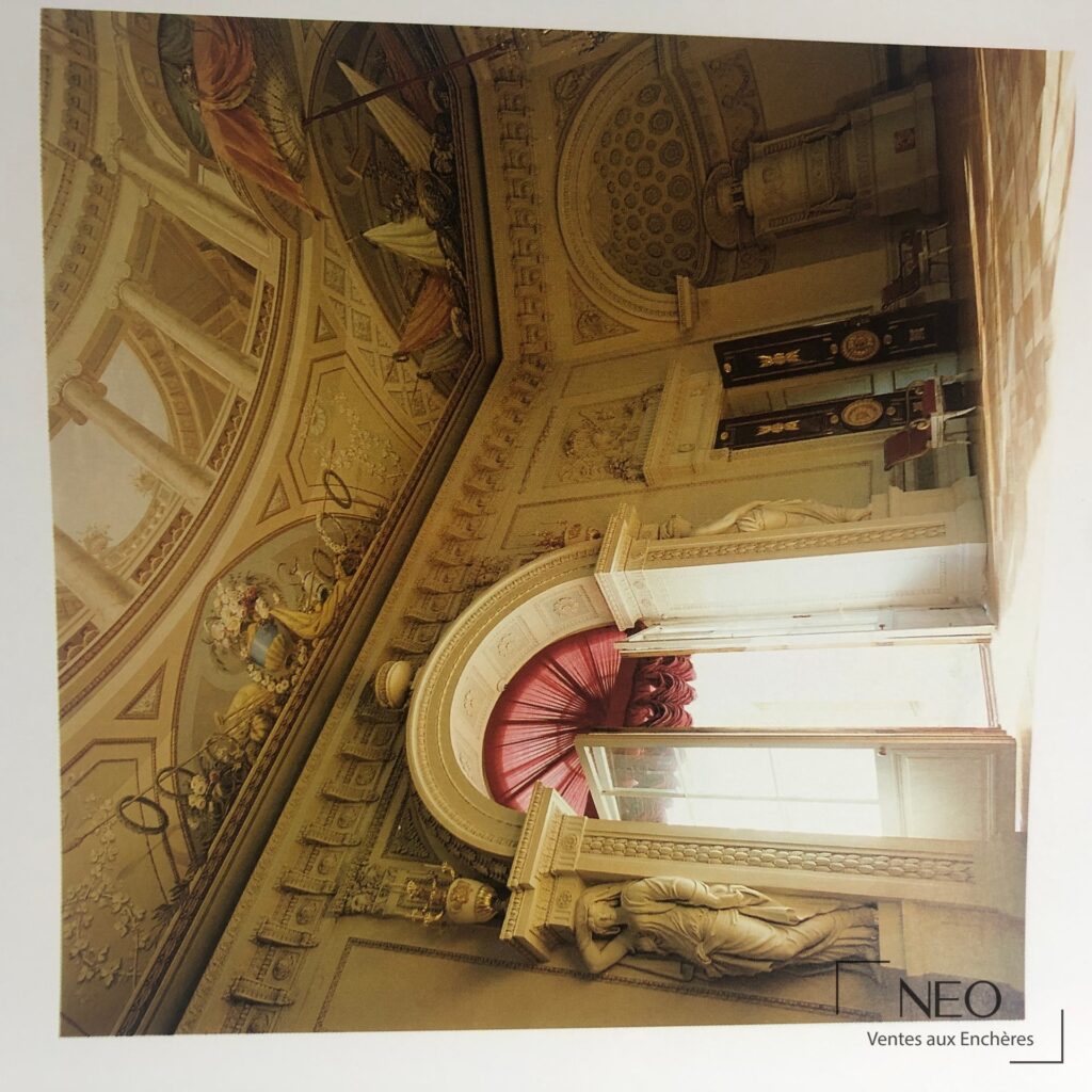 Page illustrée d’un intérieur de palais avec décor peint et colonnes