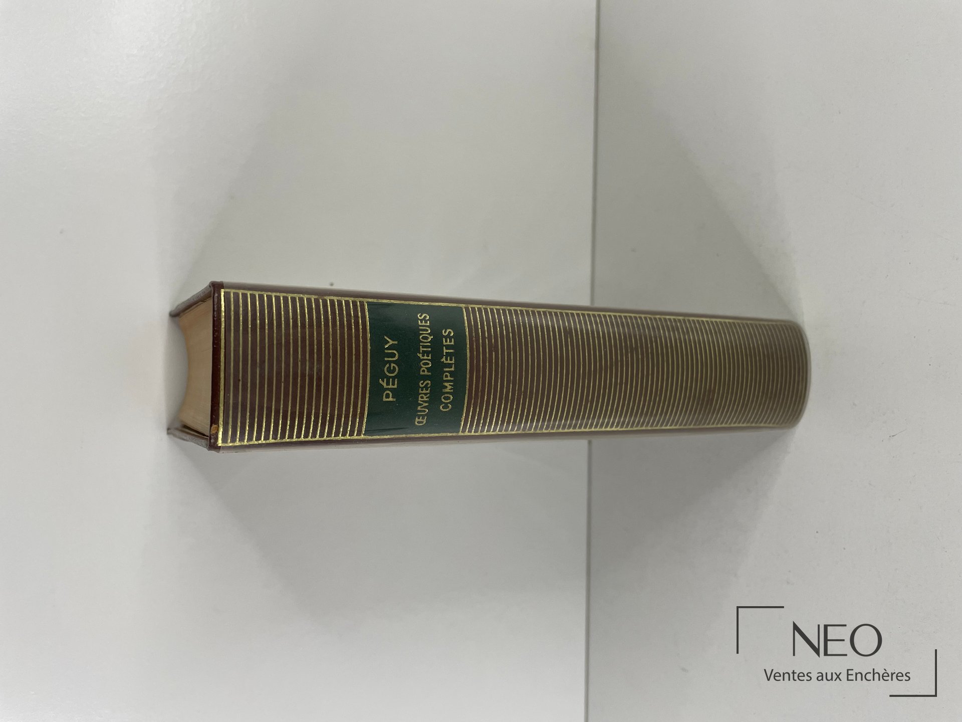 Dos d'un volume relié Péguy La Pléiade