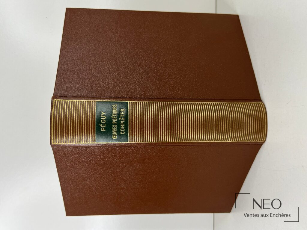 Couverture brune d’un livre de Péguy avec dos doré