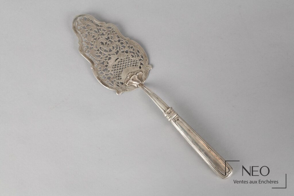 Pelle à tarte en argent ajourée