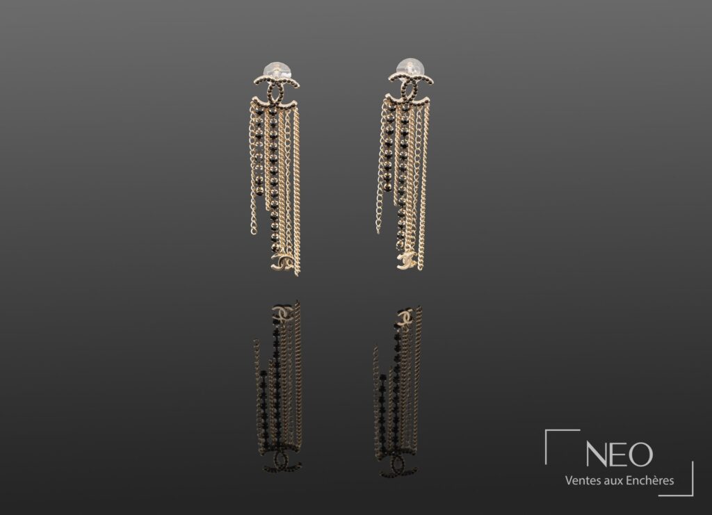 Paire de pendants d'oreilles Chanel en métal doré avec chaînes et perles de verre noires