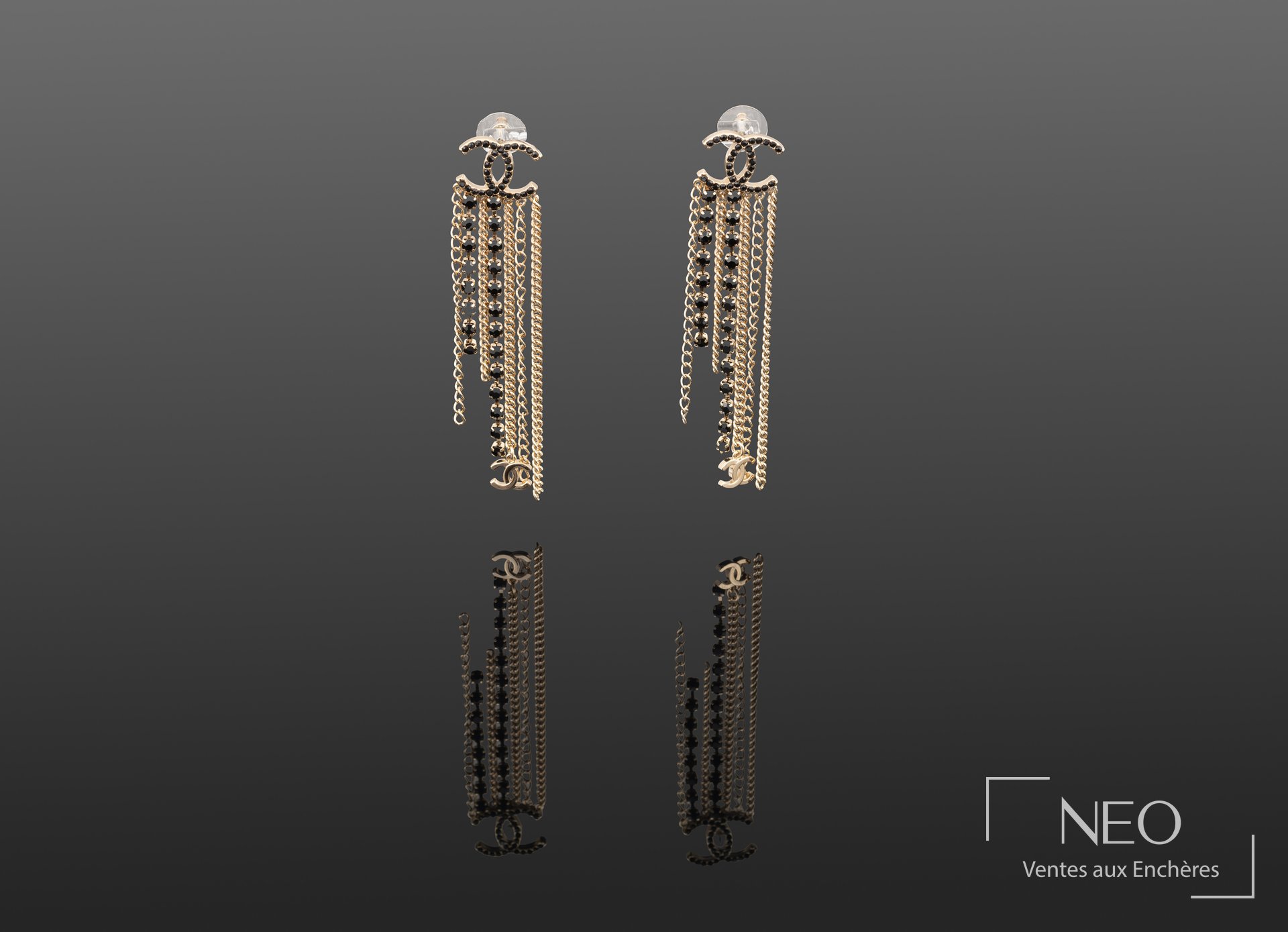 Paire de pendants d'oreilles Chanel en métal doré avec chaînes et perles de verre noires