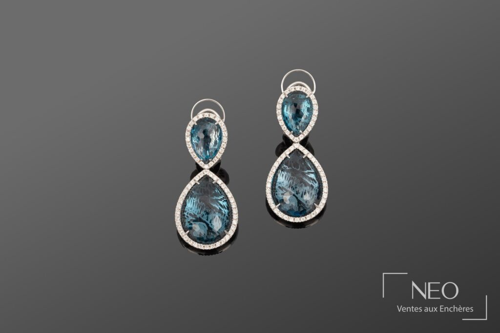 Paire de pendants d'oreilles en or gris sertis de topazes london et de diamants