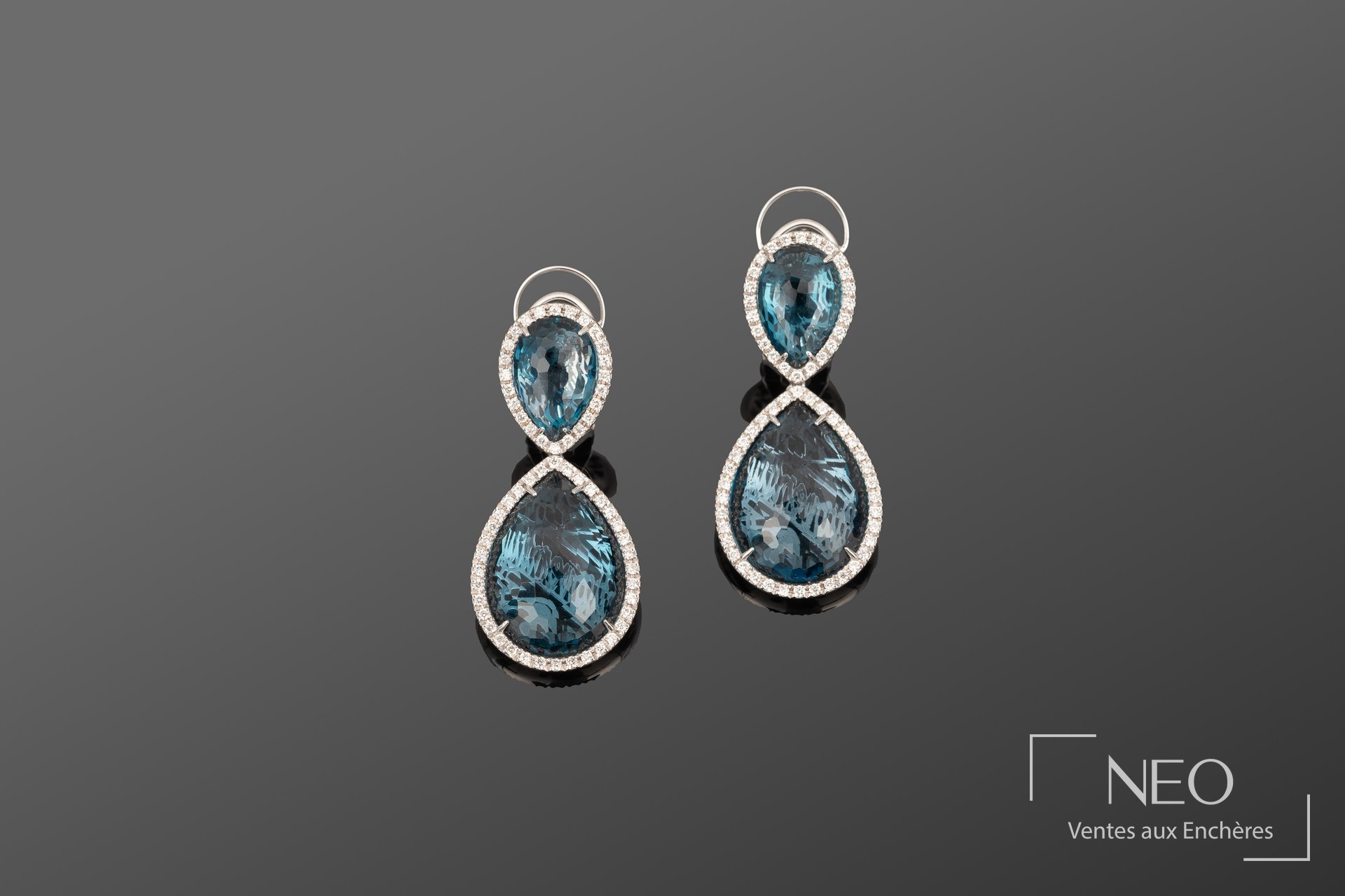 Paire de pendants d'oreilles en or gris sertis de topazes london et de diamants