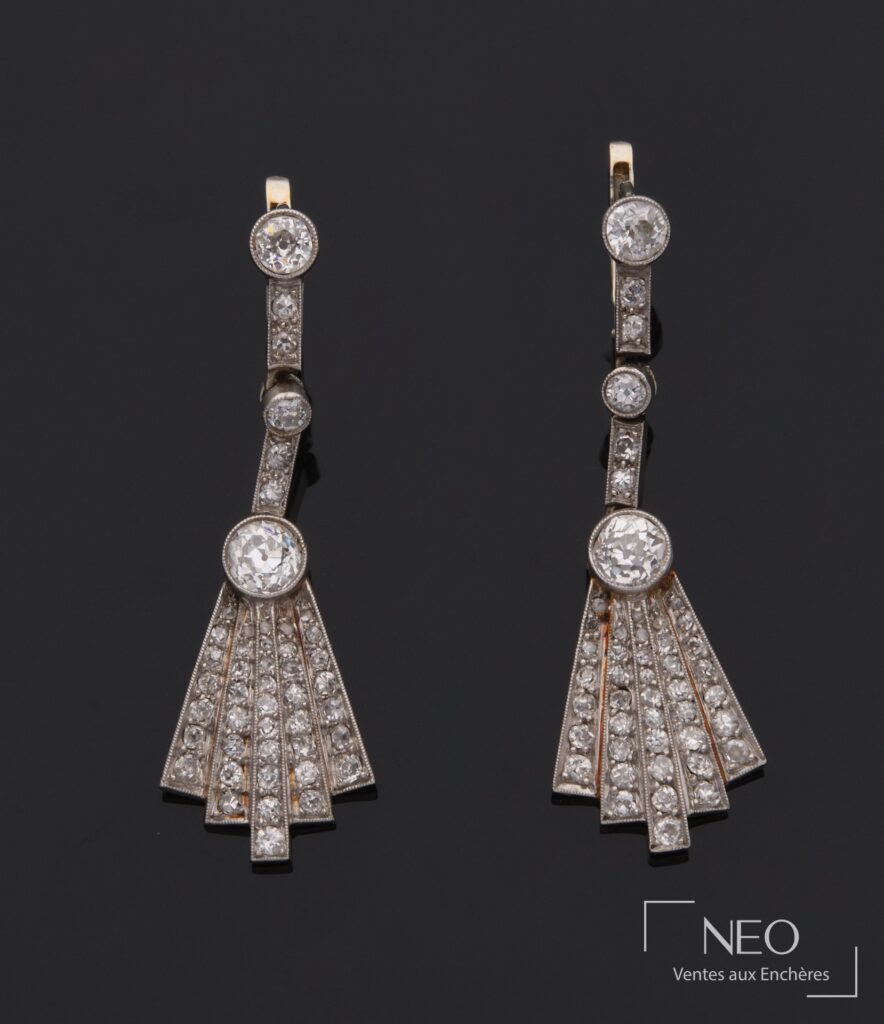 Paire de pendants d'oreille Art Déco en or gris et platine sertis de diamants