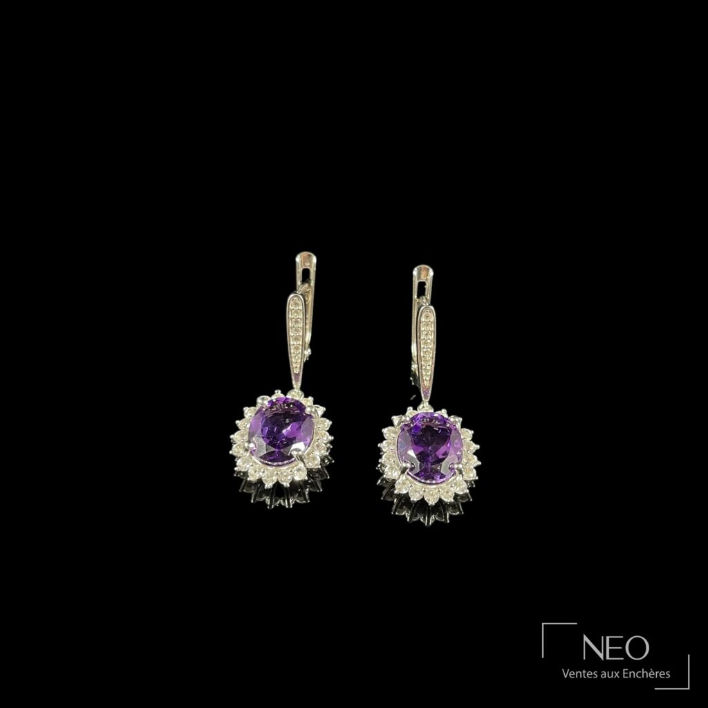 Paire de pendants d'oreilles en argent avec pierre violette ovale et entourage de brillants.
