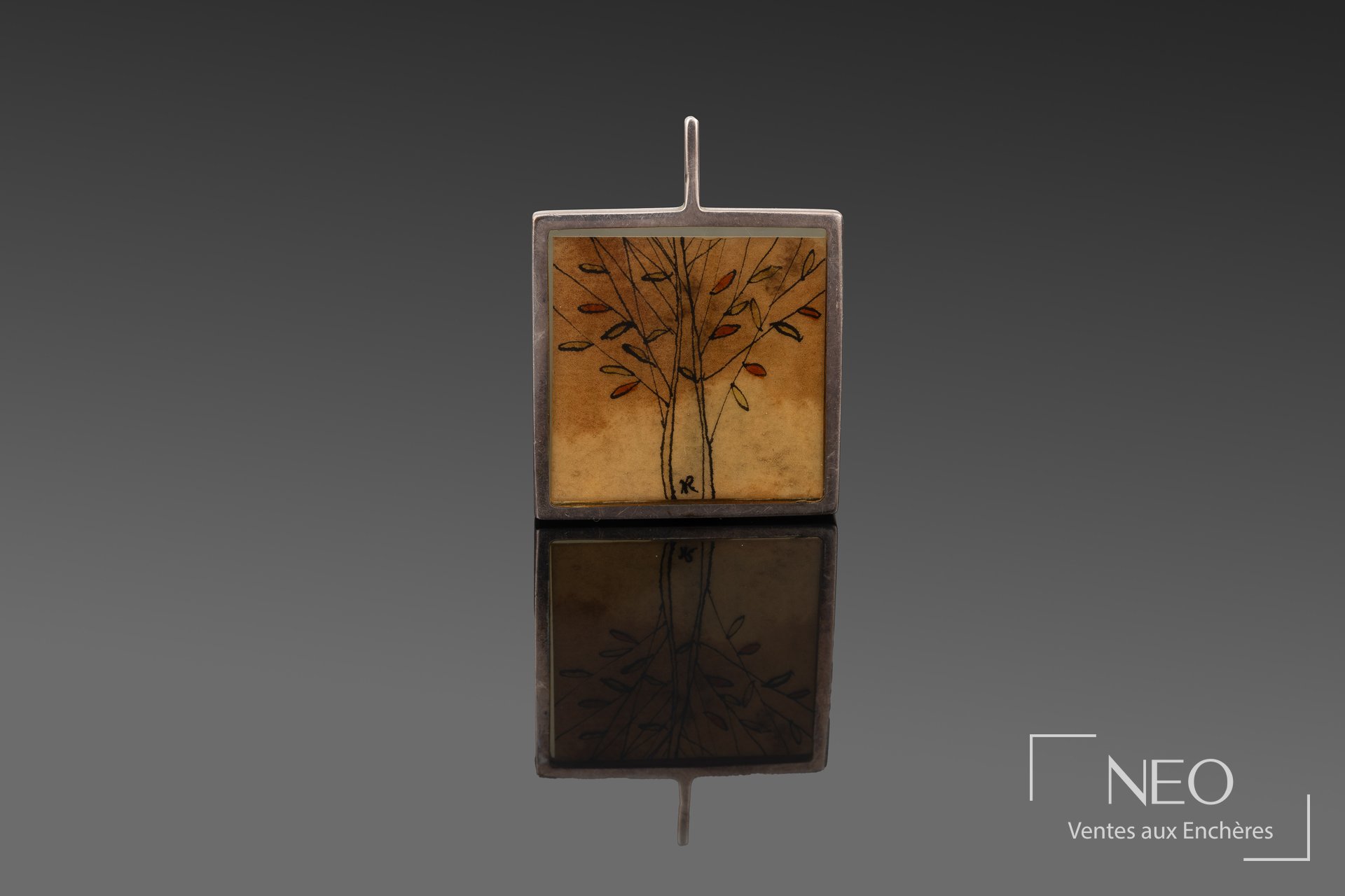 Pendentif carré en argent avec dessin stylisé d’un arbre sous verre