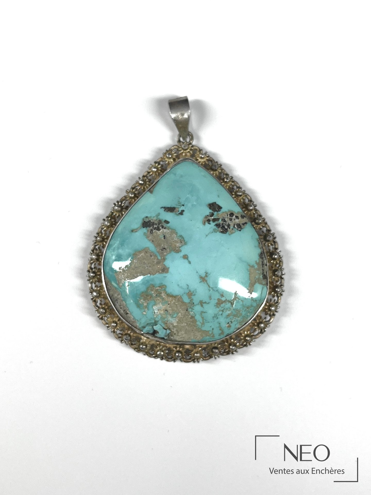 Pendentif en argent et turquoise en larme avec décor fleuri